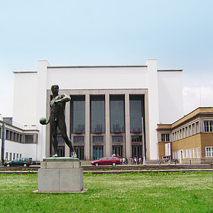 Deutsches Hygienemuseum mit Statue