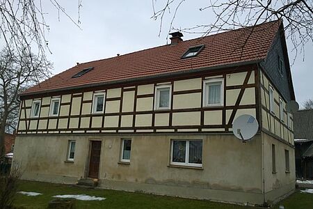 Großes Fachwerkhaus mit Stockflecken auf der Fassade 