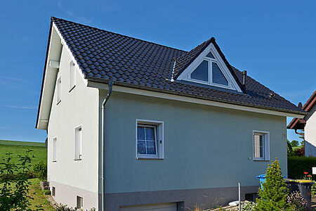 Großes Wohnhaus mit Dachgeschoss, Keller und mintgrüner Fassade