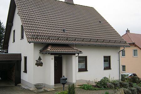 Kleines weißes Einfamilienhaus