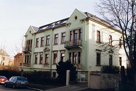 Mehrfamilienhaus mit sechs Wohneinheiten und grüner Fassade