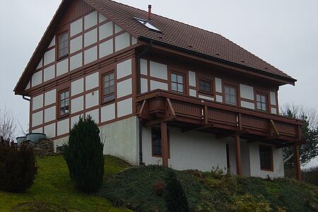 Fachwerkhaus mit leicht verschmutzter, weißer Fassae