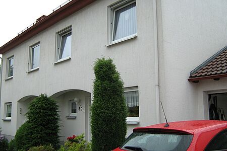 Doppelhaus mit Fassade in schmutzigem Weiß