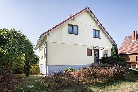 Einfamilienhaus mit Spezialputzfassaden in verschiedenen Gelbtönen