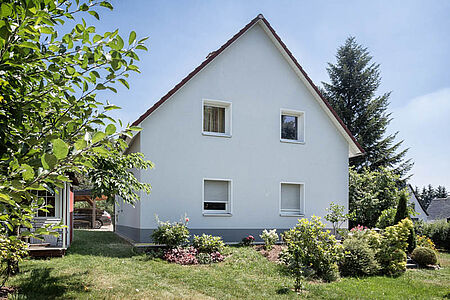 Einfamilienhaus mit frischer Fassade in sehr hellem Pastellblau