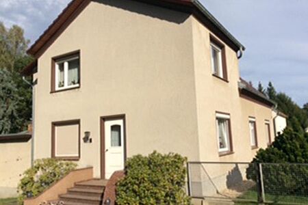 Großes Wohnhaus mit beiger Fassade 