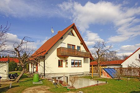 Einfamilienhaus mit ebenmäßiger Fassade in sehr hellem Pastellgelb