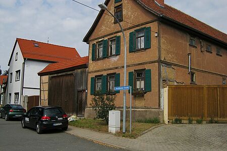 Verputztes Fachwerkhaus mit bröckelnder Fassade