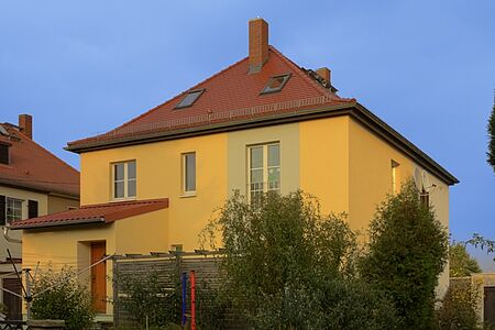 Haus mit orangen SPS Spezialputzfassaden