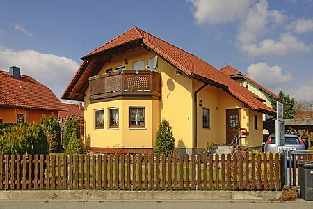 Großes, gelbes Einfamilienhaus mit frischer, ebenmäßiger Fassadenbeschichtung
