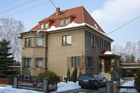Villa mit Erkervorbau und grau-brauner Fassade