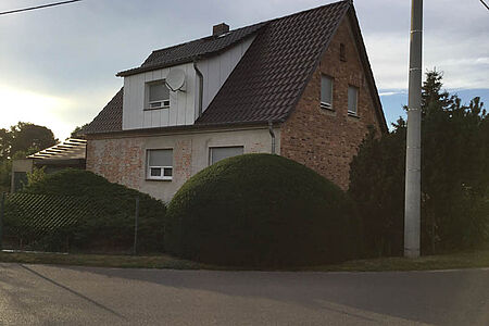 Verklinkertes Einfamilienhaus vor der Fassadensanierung