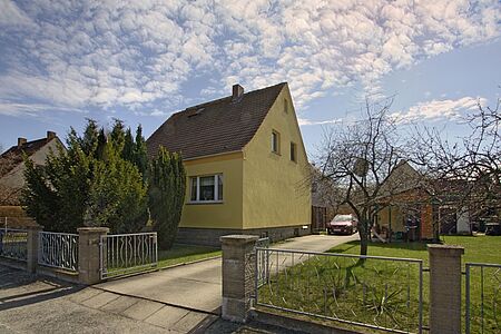 Wohnhaus mit ebenmäßigem Anstrich in hellem Gelb