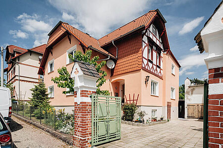 Apricotfarbenes Zweifamilienhaus mit Fachwerkelementen