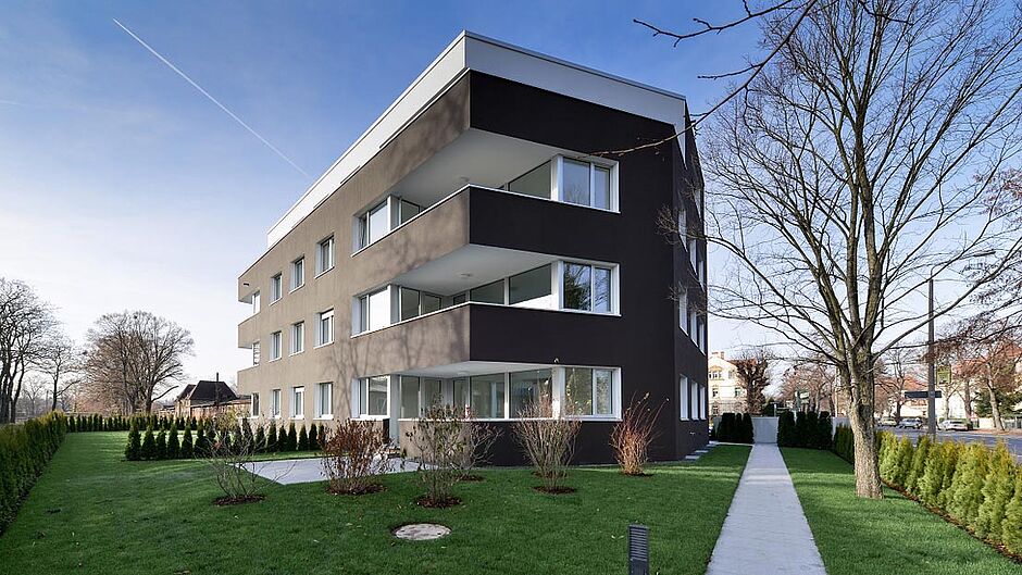 Großes, modernes Mehrfamilienhaus mit flachem Dach und drei Etagen