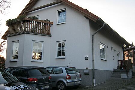 Großes Wohnhaus mit Fassade in Weiß und Grau