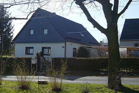 Wohnhaus in Schwarz und Weiß vor der Sanierung