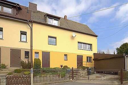 Doppelhaushälfte mit Fassade in Orange und Gelb