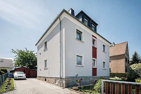 Mehrfamilienhaus mit frischer, hellblauer Fassade
