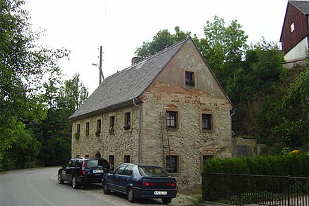 Mehrfamilienhaus mit bröckelndem Putz