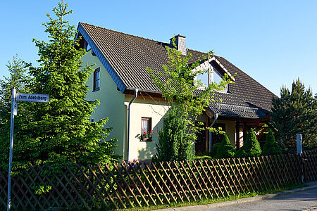 Wohnhaus mit pastellgrünen Spezialputzfassaden