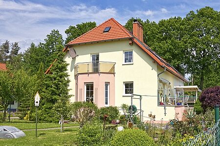 Villa mit Fassade in verschiedenen Pastelltönen