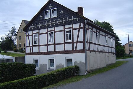 Fachwerkhaus mit weißer Fassade