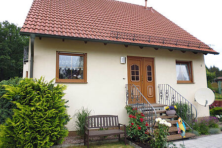 Kleines Wohnhaus mit veralteter Fassade in sehr hellem Pastellgelb