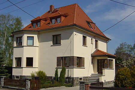 Eierschalenfarbene Villa mit Erkervorbau