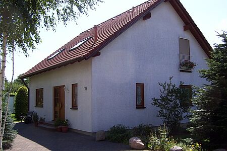 Einfamilienhaus mit stark ergrauter, ehemals weißes Fassade