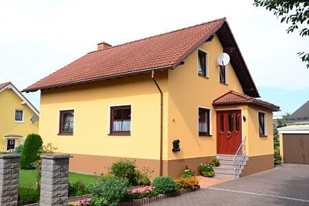 Einfamilienhaus mit frischer Fassade in strahlendem Orange