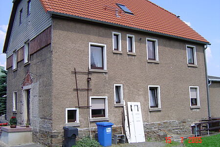 Verputztes Mehrfamilienhaus mit veralteter Fassade