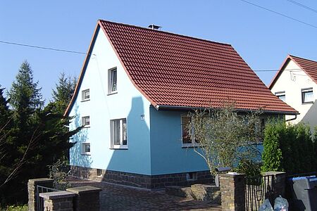 Einfamilienhaus mit strahlend hellblauer Fassade