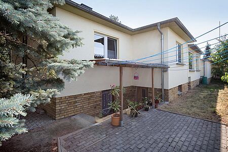 Großer Bungalow mit Souterrain und sehr heller pastellgelber Fassade