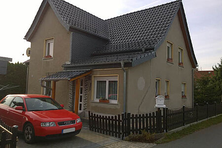 Beiges Reihenhaus vor der Fassadensanierung