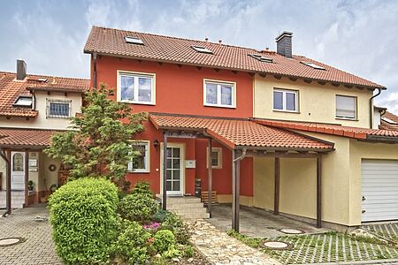 Doppelhaus mit Fassade in Orange und hellem Beige