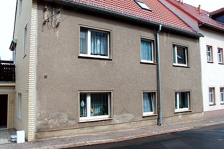 Reihenhaus mit Wasserschäden an der Fassade im Erdgeschoss