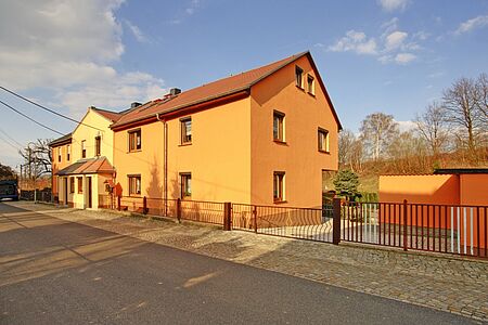 Doppelhaus mit SPS Spezialputzfassade in knalligem Orange