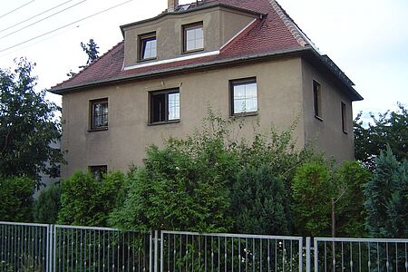 Braunes mehrstöckiges Haus im Grünen