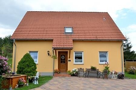 Einfamilienhaus mit frischen Spezialputzfassaden in strahlendem Orange