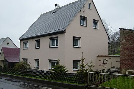 Rosanes Mehrfamilienhaus mit frischem Putz