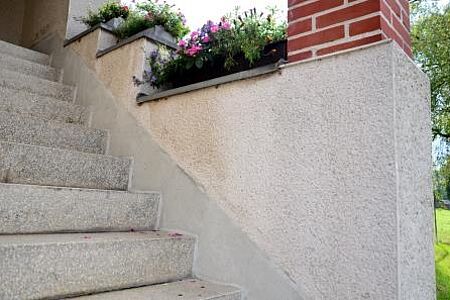 Sanierte Treppenaufgang vor einem Haus