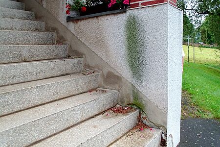 Treppenaufgang mit großflächigem Grünspan