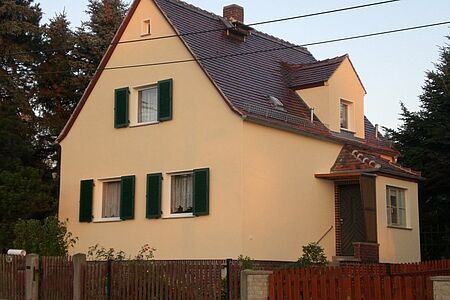 Pastellorange gestrichenes Einfamilienhaus