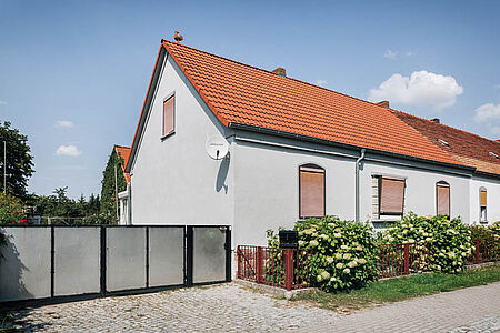 Hellblaues Reihenhaus mit ebenmäßiger Fassade