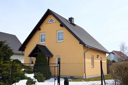 Einfamilienhaus in frischer oranger Spezialputzfassade