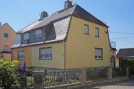 Doppelhaus mit Fassade in Gelb und Orange