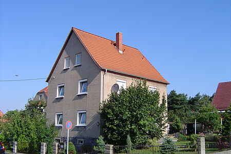 Grau-braunes Haus vor der Fassadensanierung