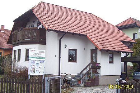 Weißes, großes Einfamilienhaus vor dem frischen Anstrich
