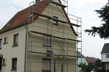 Dreistöckiges Wohnhaus mit Gerüst während der Sanierung